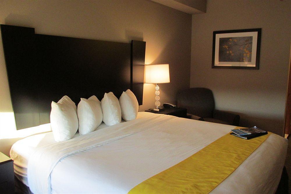 Okoboji Inn & Suites Milford Bagian luar foto